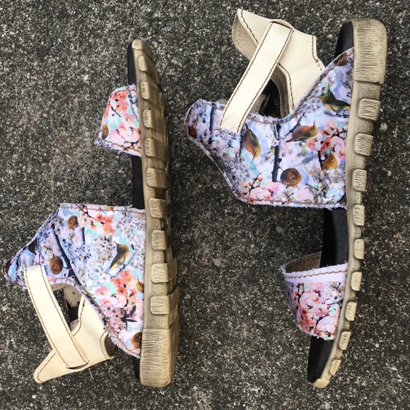 Rover's Floral Bird Print Leather Sandals - Picture 3 of 7